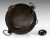 A japanese bronze chagama-shaped koro or incense burner, with floral engraved motifs and shishi heads with rings in their mouths for handles, meiji period (1868-1912), h 19 cm - afbeelding 7 van  7