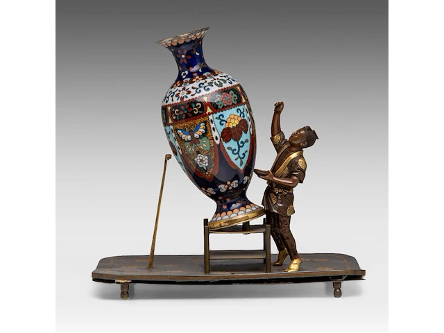 A japanese bronze okimono of a man working on a giant cloisonné vase, meiji period (1868-1912), h 25 cm - afbeelding 1 van  9