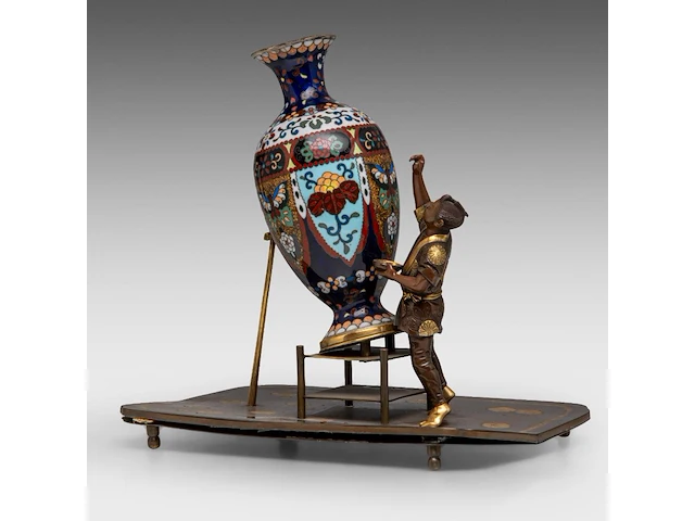 A japanese bronze okimono of a man working on a giant cloisonné vase, meiji period (1868-1912), h 25 cm - afbeelding 2 van  9