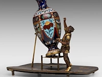 A japanese bronze okimono of a man working on a giant cloisonné vase, meiji period (1868-1912), h 25 cm - afbeelding 2 van  9