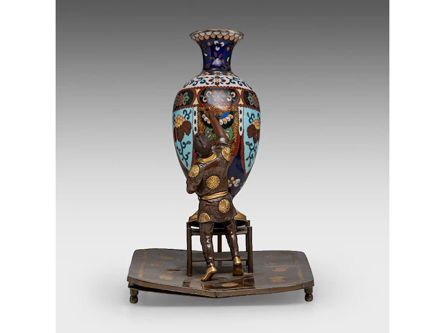 A japanese bronze okimono of a man working on a giant cloisonné vase, meiji period (1868-1912), h 25 cm - afbeelding 3 van  9