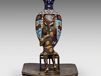 A japanese bronze okimono of a man working on a giant cloisonné vase, meiji period (1868-1912), h 25 cm - afbeelding 3 van  9
