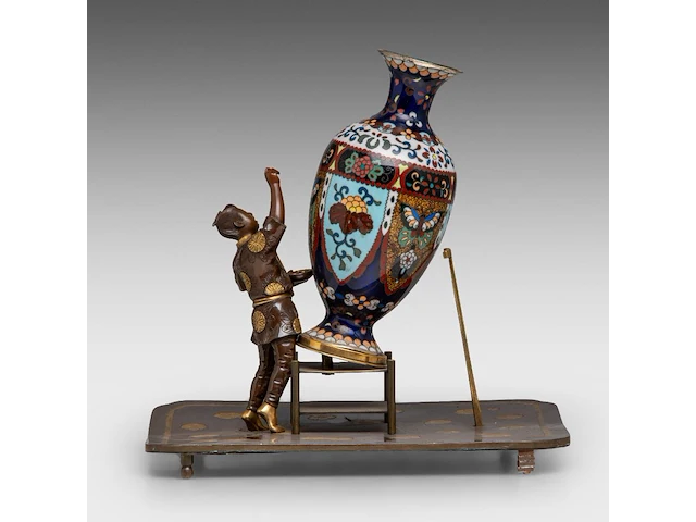 A japanese bronze okimono of a man working on a giant cloisonné vase, meiji period (1868-1912), h 25 cm - afbeelding 4 van  9