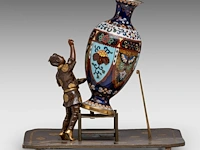 A japanese bronze okimono of a man working on a giant cloisonné vase, meiji period (1868-1912), h 25 cm - afbeelding 4 van  9