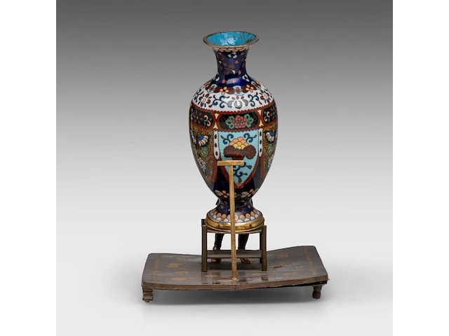 A japanese bronze okimono of a man working on a giant cloisonné vase, meiji period (1868-1912), h 25 cm - afbeelding 5 van  9