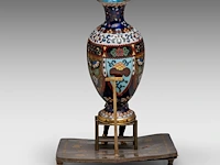 A japanese bronze okimono of a man working on a giant cloisonné vase, meiji period (1868-1912), h 25 cm - afbeelding 5 van  9