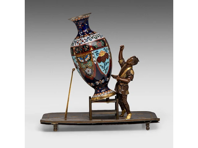 A japanese bronze okimono of a man working on a giant cloisonné vase, meiji period (1868-1912), h 25 cm - afbeelding 6 van  9