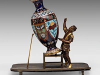 A japanese bronze okimono of a man working on a giant cloisonné vase, meiji period (1868-1912), h 25 cm - afbeelding 6 van  9