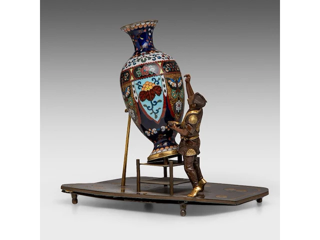 A japanese bronze okimono of a man working on a giant cloisonné vase, meiji period (1868-1912), h 25 cm - afbeelding 7 van  9