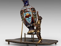 A japanese bronze okimono of a man working on a giant cloisonné vase, meiji period (1868-1912), h 25 cm - afbeelding 7 van  9