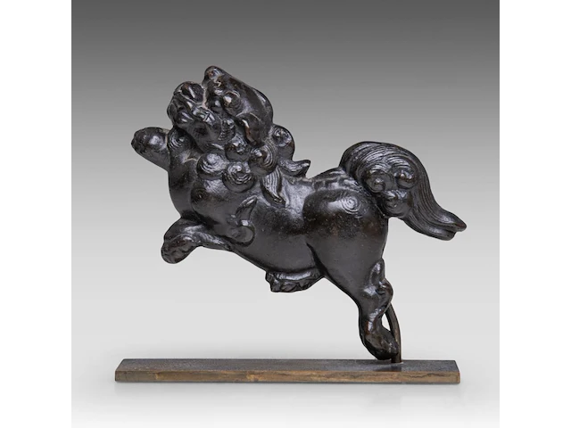 A japanese bronze shishi on a bronze base, momoyama period (1568-1600), h 17,5 cm (+) - afbeelding 1 van  7