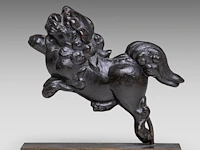 A japanese bronze shishi on a bronze base, momoyama period (1568-1600), h 17,5 cm (+)