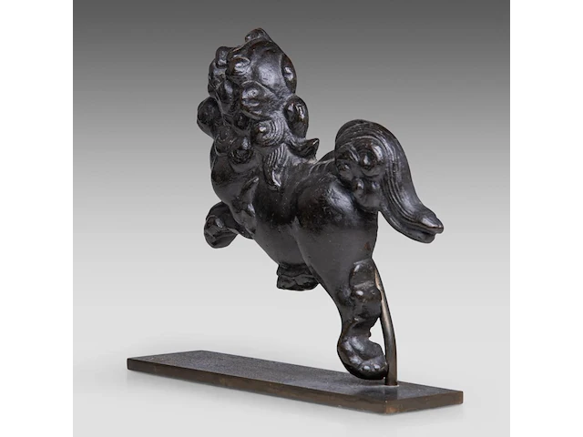 A japanese bronze shishi on a bronze base, momoyama period (1568-1600), h 17,5 cm (+) - afbeelding 2 van  7