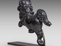 A japanese bronze shishi on a bronze base, momoyama period (1568-1600), h 17,5 cm (+) - afbeelding 2 van  7