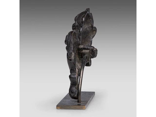 A japanese bronze shishi on a bronze base, momoyama period (1568-1600), h 17,5 cm (+) - afbeelding 3 van  7