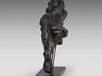 A japanese bronze shishi on a bronze base, momoyama period (1568-1600), h 17,5 cm (+) - afbeelding 3 van  7