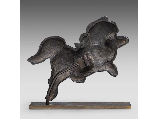 A japanese bronze shishi on a bronze base, momoyama period (1568-1600), h 17,5 cm (+) - afbeelding 4 van  7