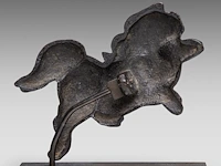 A japanese bronze shishi on a bronze base, momoyama period (1568-1600), h 17,5 cm (+) - afbeelding 4 van  7