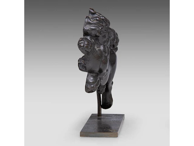 A japanese bronze shishi on a bronze base, momoyama period (1568-1600), h 17,5 cm (+) - afbeelding 5 van  7