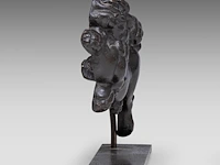 A japanese bronze shishi on a bronze base, momoyama period (1568-1600), h 17,5 cm (+) - afbeelding 5 van  7