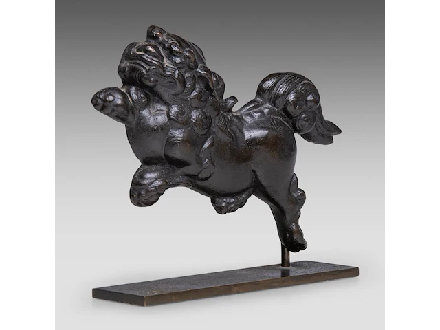 A japanese bronze shishi on a bronze base, momoyama period (1568-1600), h 17,5 cm (+) - afbeelding 6 van  7