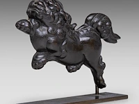 A japanese bronze shishi on a bronze base, momoyama period (1568-1600), h 17,5 cm (+) - afbeelding 6 van  7