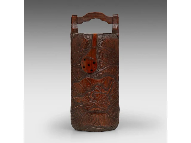 A japanese carved bamboo 'frogs in a lotus pond' pitcher, 20thc, h 28,5 cm - afbeelding 2 van  8