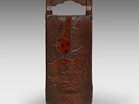 A japanese carved bamboo 'frogs in a lotus pond' pitcher, 20thc, h 28,5 cm - afbeelding 2 van  8