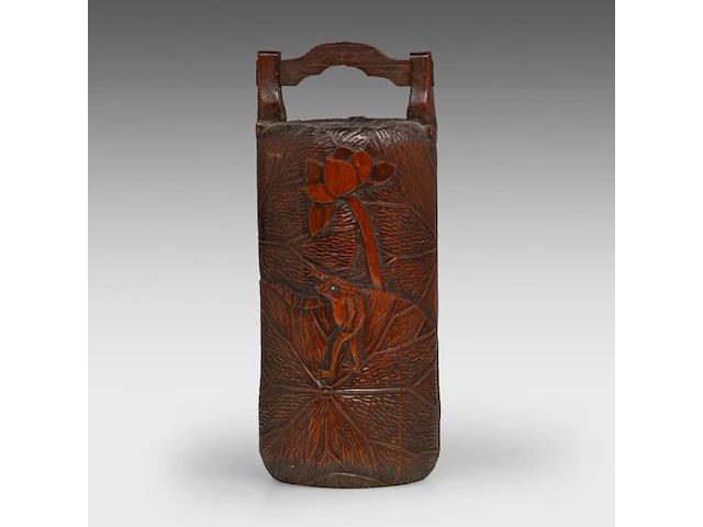 A japanese carved bamboo 'frogs in a lotus pond' pitcher, 20thc, h 28,5 cm - afbeelding 4 van  8