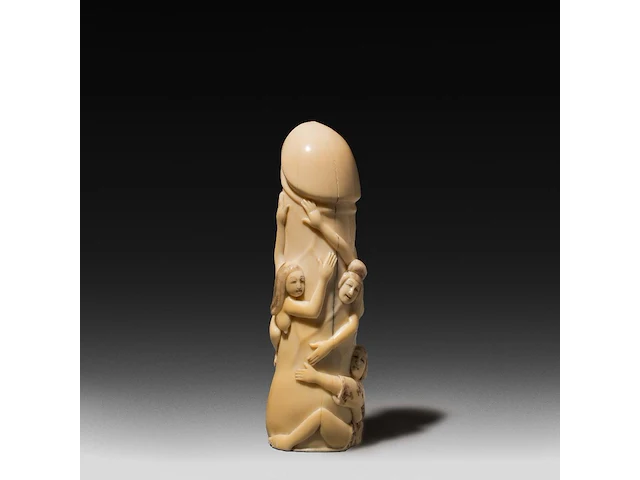 A japanese carved hippo ivory 'dildo harigata', embraced by female figures 15 cm. (5.91 in.) - afbeelding 1 van  5
