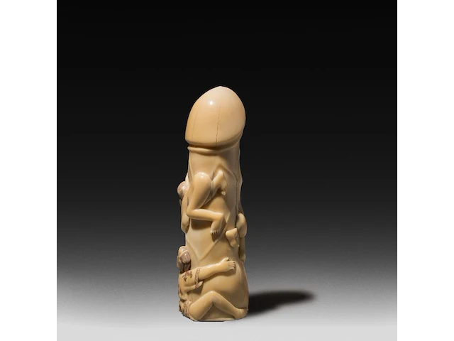 A japanese carved hippo ivory 'dildo harigata', embraced by female figures 15 cm. (5.91 in.) - afbeelding 2 van  5
