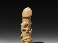 A japanese carved hippo ivory 'dildo harigata', embraced by female figures 15 cm. (5.91 in.) - afbeelding 2 van  5