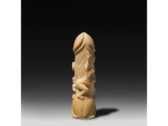 A japanese carved hippo ivory 'dildo harigata', embraced by female figures 15 cm. (5.91 in.) - afbeelding 3 van  5