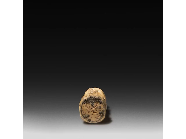 A japanese carved hippo ivory 'dildo harigata', embraced by female figures 15 cm. (5.91 in.) - afbeelding 4 van  5