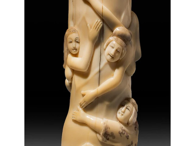 A japanese carved hippo ivory 'dildo harigata', embraced by female figures 15 cm. (5.91 in.) - afbeelding 5 van  5