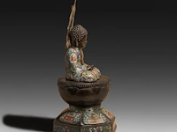 A japanese champlevé enameled bronze buddha, signed, 19th/20thc, h 56,5 cm - afbeelding 2 van  5
