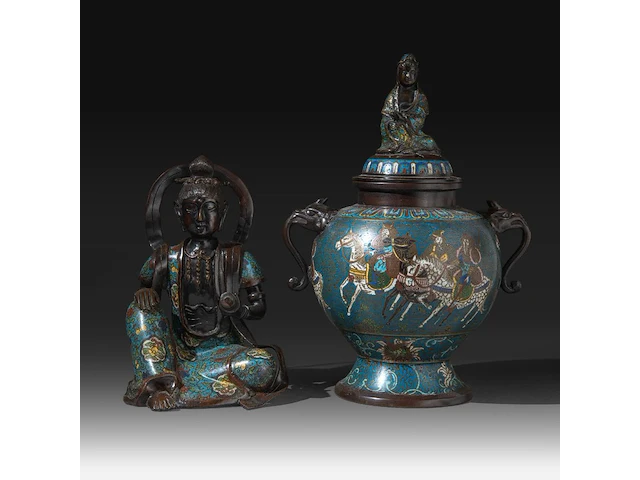 A japanese champlevé enameled bronze depicting kannon, added a ditto lidded vase and a couple of vases, meiji period (1868-1912), h 32 cm - h 40 cm - h 47 cm - afbeelding 1 van  10