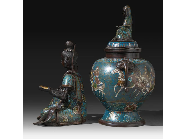 A japanese champlevé enameled bronze depicting kannon, added a ditto lidded vase and a couple of vases, meiji period (1868-1912), h 32 cm - h 40 cm - h 47 cm - afbeelding 3 van  10