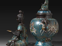 A japanese champlevé enameled bronze depicting kannon, added a ditto lidded vase and a couple of vases, meiji period (1868-1912), h 32 cm - h 40 cm - h 47 cm - afbeelding 3 van  10