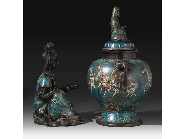 A japanese champlevé enameled bronze depicting kannon, added a ditto lidded vase and a couple of vases, meiji period (1868-1912), h 32 cm - h 40 cm - h 47 cm - afbeelding 4 van  10