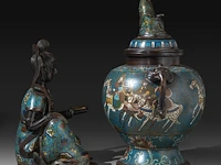 A japanese champlevé enameled bronze depicting kannon, added a ditto lidded vase and a couple of vases, meiji period (1868-1912), h 32 cm - h 40 cm - h 47 cm - afbeelding 4 van  10