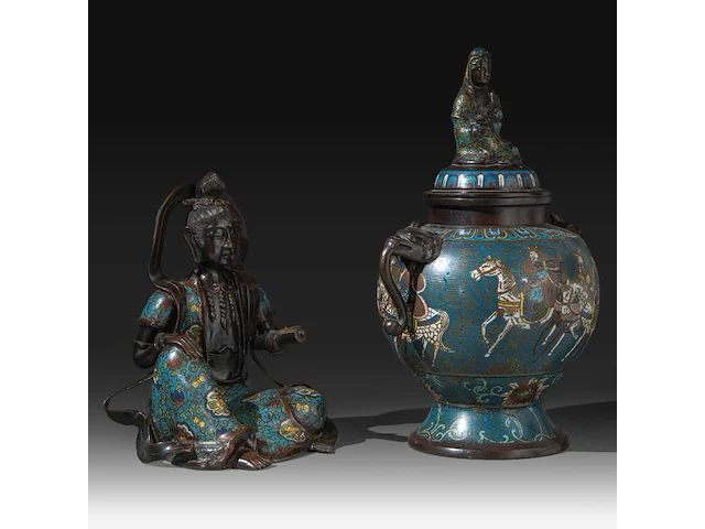 A japanese champlevé enameled bronze depicting kannon, added a ditto lidded vase and a couple of vases, meiji period (1868-1912), h 32 cm - h 40 cm - h 47 cm - afbeelding 5 van  10