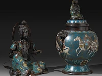 A japanese champlevé enameled bronze depicting kannon, added a ditto lidded vase and a couple of vases, meiji period (1868-1912), h 32 cm - h 40 cm - h 47 cm - afbeelding 5 van  10