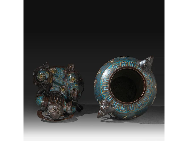 A japanese champlevé enameled bronze depicting kannon, added a ditto lidded vase and a couple of vases, meiji period (1868-1912), h 32 cm - h 40 cm - h 47 cm - afbeelding 6 van  10