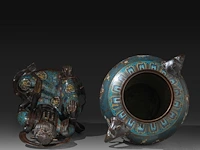A japanese champlevé enameled bronze depicting kannon, added a ditto lidded vase and a couple of vases, meiji period (1868-1912), h 32 cm - h 40 cm - h 47 cm - afbeelding 6 van  10
