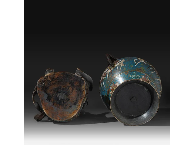 A japanese champlevé enameled bronze depicting kannon, added a ditto lidded vase and a couple of vases, meiji period (1868-1912), h 32 cm - h 40 cm - h 47 cm - afbeelding 7 van  10