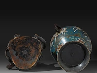 A japanese champlevé enameled bronze depicting kannon, added a ditto lidded vase and a couple of vases, meiji period (1868-1912), h 32 cm - h 40 cm - h 47 cm - afbeelding 7 van  10
