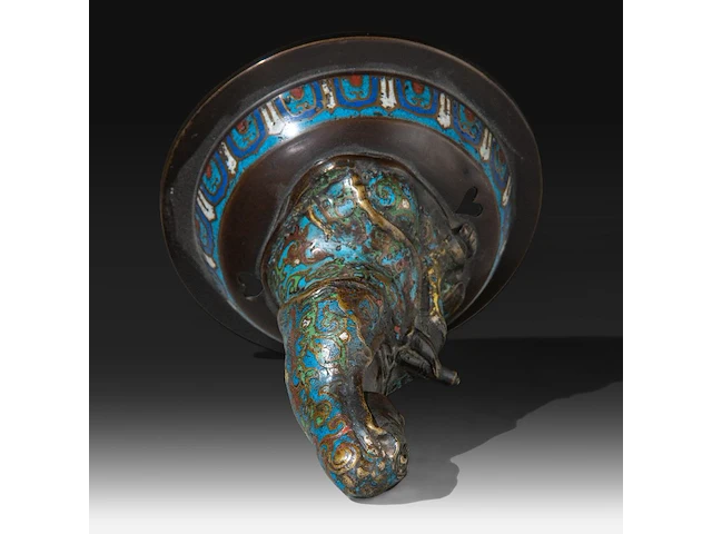 A japanese champlevé enameled bronze depicting kannon, added a ditto lidded vase and a couple of vases, meiji period (1868-1912), h 32 cm - h 40 cm - h 47 cm - afbeelding 8 van  10