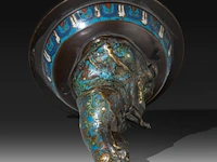 A japanese champlevé enameled bronze depicting kannon, added a ditto lidded vase and a couple of vases, meiji period (1868-1912), h 32 cm - h 40 cm - h 47 cm - afbeelding 8 van  10