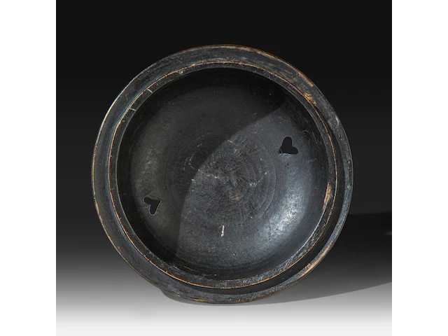 A japanese champlevé enameled bronze depicting kannon, added a ditto lidded vase and a couple of vases, meiji period (1868-1912), h 32 cm - h 40 cm - h 47 cm - afbeelding 9 van  10